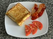 Una foto de sándwich de tocino y queso