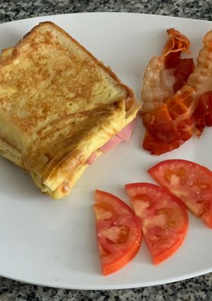 Una foto de Sándwich de huevo, con queso y jamón