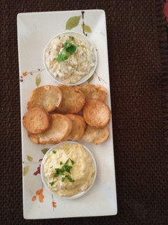 Una foto de Tostaditas saborizadas, y dips para acompañar