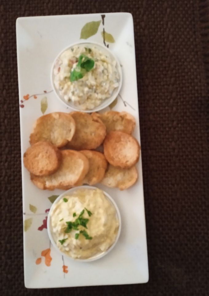 Una foto de Tostaditas saborizadas, y dips para acompañar