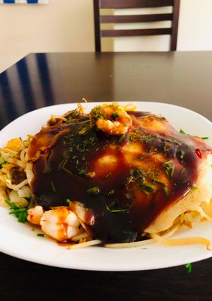 Una foto de Variación de okonomiyaki con fideos Estilo Hiroshima Japonés  jirosimaiaqui🇺🇾🇯🇵お好み焼き（広島焼き）