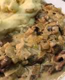 Carne con crema de mostaza y cebolla