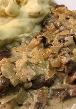 Una foto de Carne con crema de mostaza y cebolla