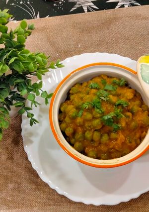 A picture of Buttery Green Peas Curry.
