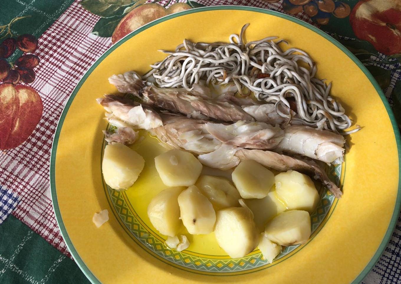 Lubina a la sal con gulas y patata cocida