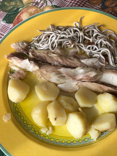 Una foto de Lubina a la sal con gulas y patata cocida