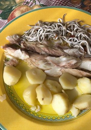 Foto principal de Lubina a la sal con gulas y patata cocida