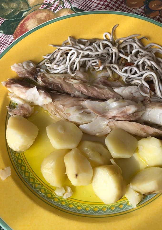 Una foto de Lubina a la sal con gulas y patata cocida
