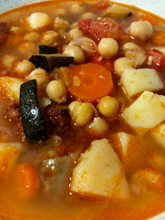 Una foto de Garbanzos con chorizo y verduras
