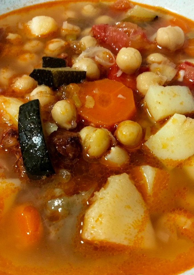 Una foto de Garbanzos con chorizo y verduras