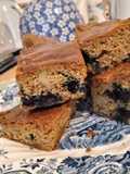 Blondie de chocolate blanco, arándanos y nueces