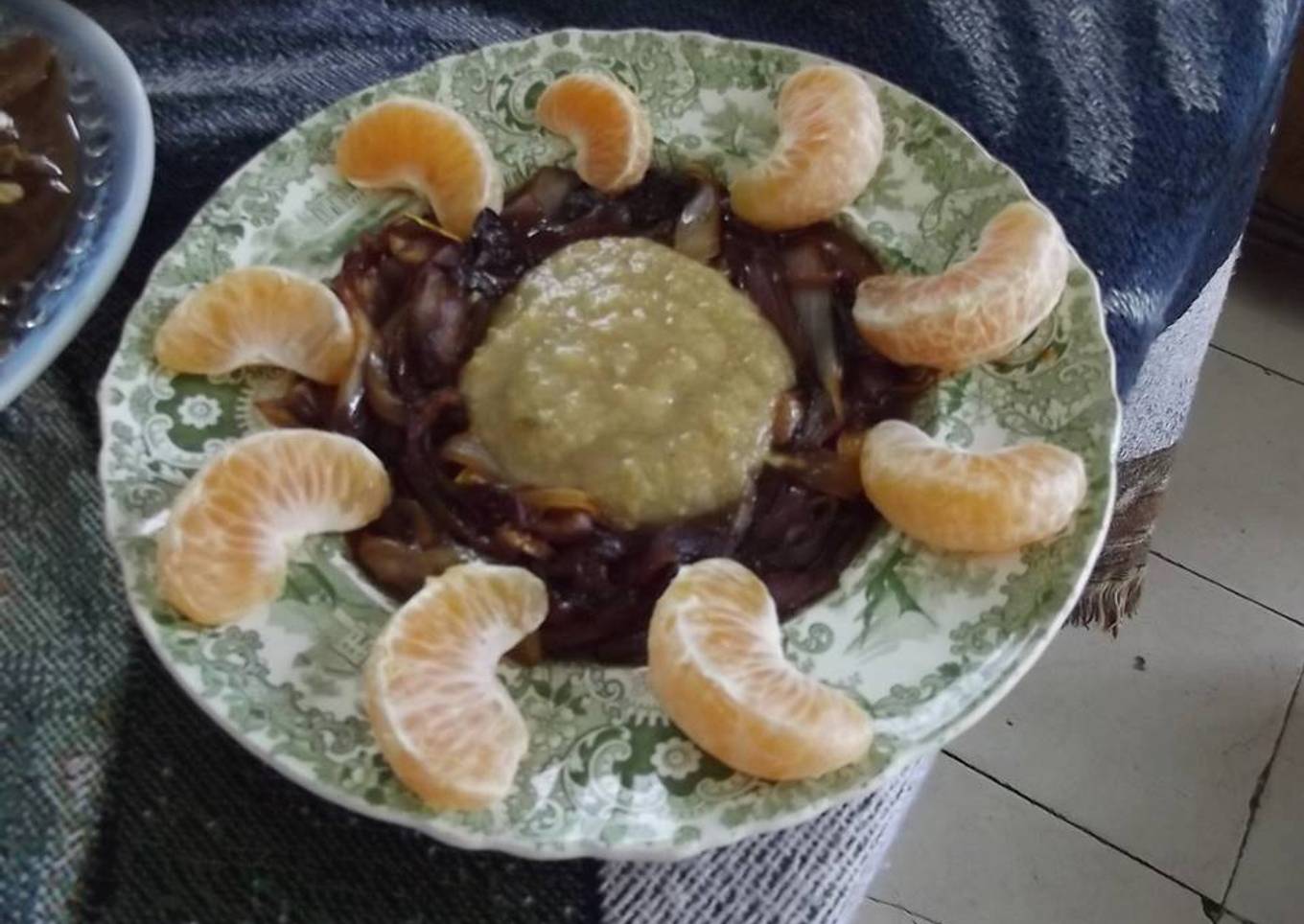 Guarnición de cebolla caramelizada y chipotle con puré de epazote y camote  al tequila