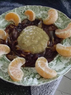 Una foto de Guarnición de cebolla caramelizada y chipotle con puré de epazote y camote al tequila