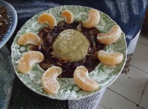 Una foto de Guarnición de cebolla caramelizada y chipotle con puré de epazote y camote  al tequila