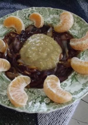 Una foto de Guarnición de cebolla caramelizada y chipotle con puré de epazote y camote  al tequila