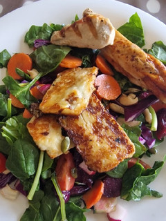 Una foto de Ensalada de espinacas con halloumi y pollo