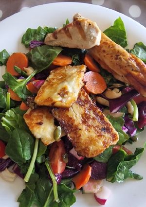 Una foto de Ensalada de espinacas con halloumi y pollo