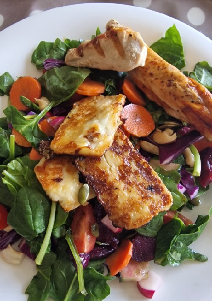 Una foto de Ensalada de espinacas con halloumi y pollo