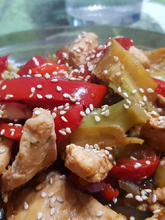 Una foto de Wok de pollo y verduras