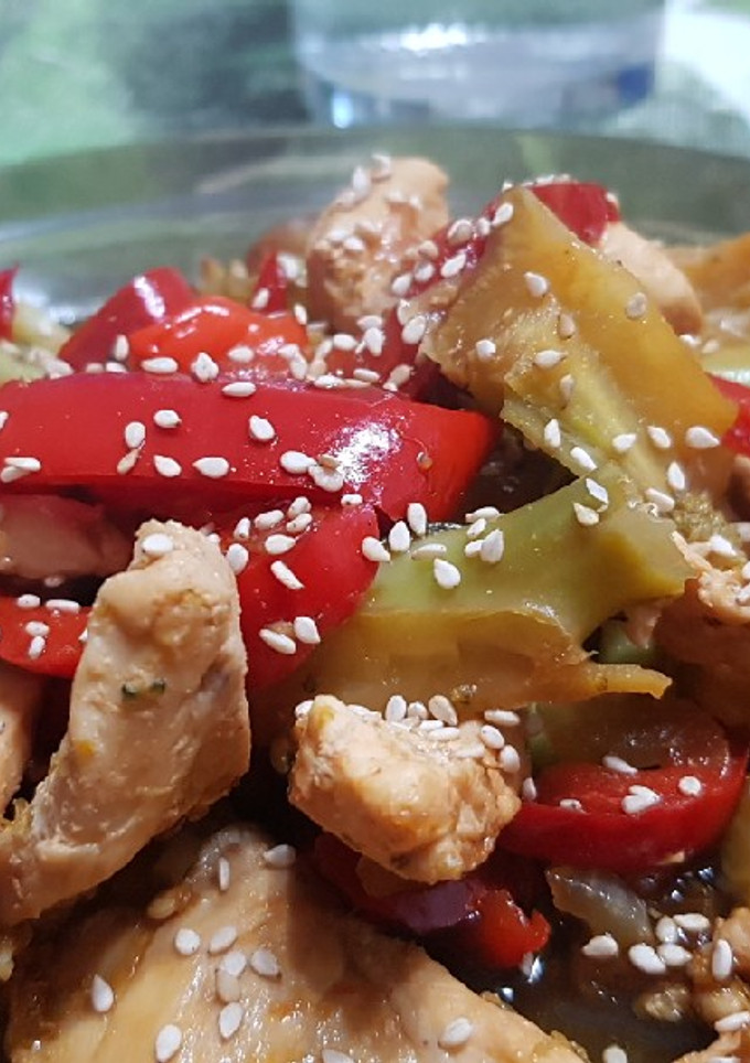 Una foto de Wok de pollo y verduras