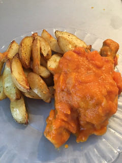 Una foto de Muslos de pollo en salsa y patatas asadas con especias