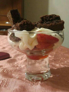 Una foto de Frutillas con crema y brownie de chocolate!! 🍓🍫