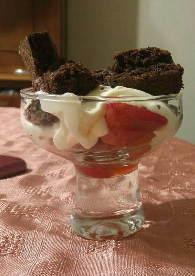 Una foto de Frutillas con crema y brownie de chocolate!! 🍓🍫