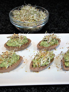 Una foto de Tartaletas al cacao con aguacate al queso y germen de alfalfa