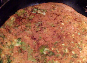 Una foto de Tortilla de acelga, albahaca y cebolla