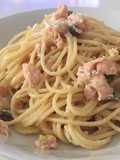 Espaguetis con salmón fresco y alcaparras