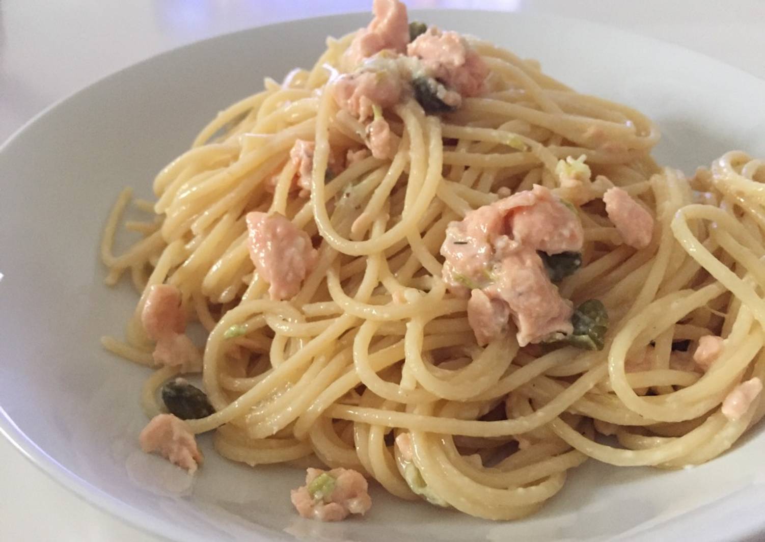 Espaguetis con salmón fresco y alcaparras Receta de Marieta - Cookpad