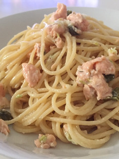 Foto principal de Espaguetis con salmón fresco y alcaparras