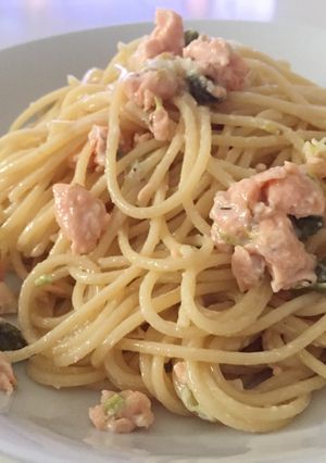 Una foto de Espaguetis con salmón fresco y alcaparras