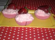 Una foto de fresas con crema de leche