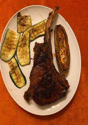 Una foto de Tomahawk cocción lenta a la parrilla