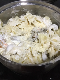 Una foto de Pasta con flor de calabaza, calabaza y setas