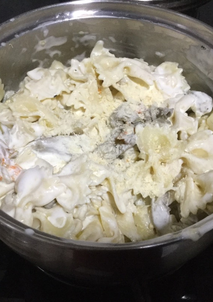 Una foto de Pasta con flor de calabaza, calabaza y setas