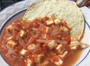 Una foto de Queso panela en salsa