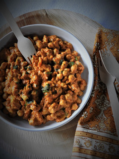 Une photo de Curry de pois chiche et poulet au lait de coco