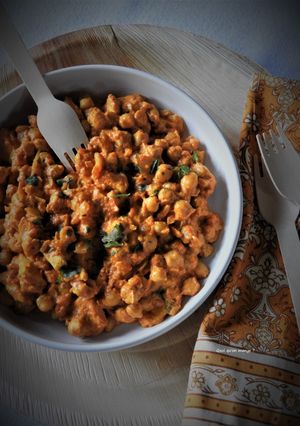 Une photo de Curry de pois chiche et poulet au lait de coco