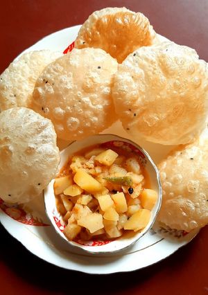 লুচি ও সাদা আলুর তরকারি(luchi o sada aloor tarkari recipe in Bengali) রেসিপির প্রধান ছবি