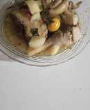 Carne de gallina con papas caldito con sabor