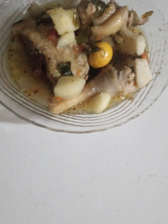 Una foto de Carne de gallina con papas caldito con sabor