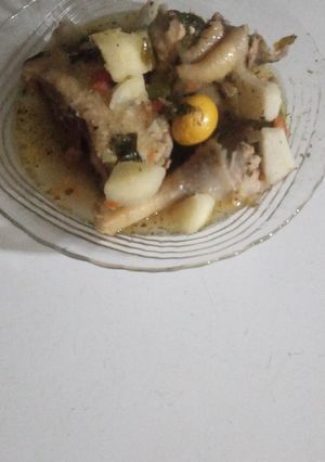 Una foto de Carne de gallina con papas caldito con sabor