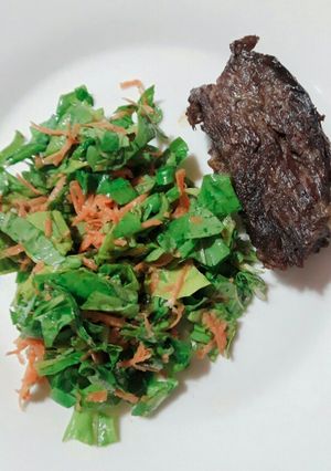 Una foto de Vacío al Disco con Ensalada de Achicoria