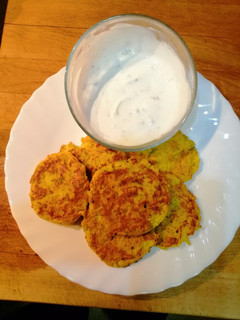 Una foto de Tortitas de verduras con salsa de yogurt