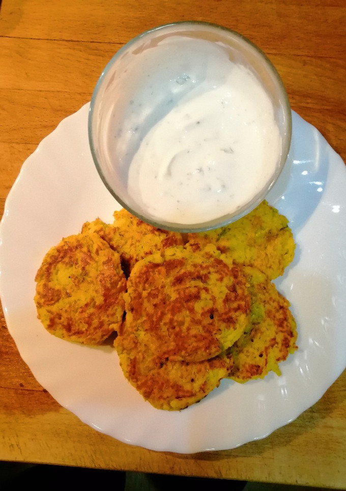Una foto de Tortitas de verduras con salsa de yogurt