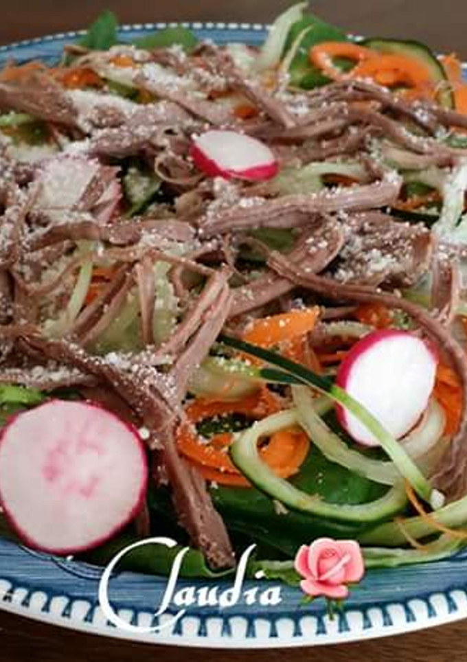 Una foto de Ensalada de carne deshebrada🌹
