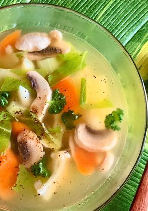 Hình của món 🌱 Canh Nấm Mỡ Cà Rốt & Lá Súp Lơ Trắng.