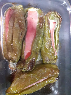 Una foto de Pimientos verdes rellenos de jamón york y queso